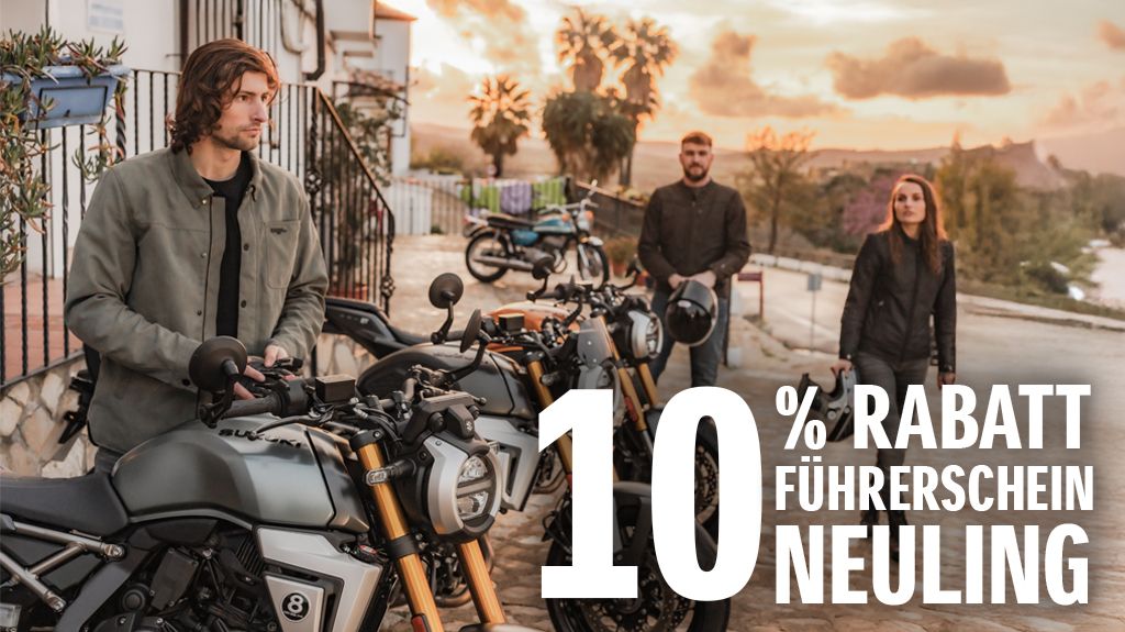 Drei junge Menschen stehen bei Sonnenuntergang neben mehreren Suzuki GSX-8T. Im Vordergrund ist ein Mann am Motorrad, rechts im Bild steht groß der Schriftzug: ‚10 % Rabatt Führerschein Neuling‘.