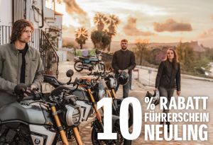 Drei junge Menschen stehen bei Sonnenuntergang neben mehreren Suzuki GSX-8T. Im Vordergrund ist ein Mann am Motorrad, rechts im Bild steht groß der Schriftzug: ‚10 % Rabatt Führerschein Neuling‘.
