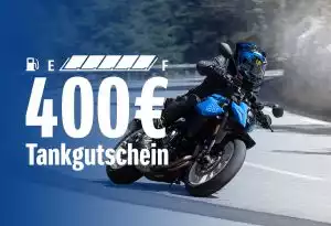 Eine blau-schwarze Suzuki GSX-8S auf einer Bergstraße. Im Vordergrund ein blauer Overlay mit einer Tankanzeige und den Worten 400€ Tankgutschein