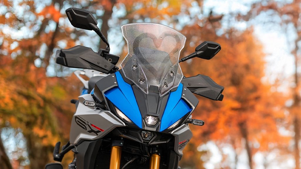 GSX-S1000GX mit Herz auf Scheibe vor herbstlichem Hintergrund